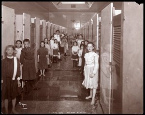Vista interna di giovani donne davanti alle cabine da bagno ai People